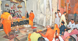 Dilawar seeks blessings of Govind Dev ji on his B’day